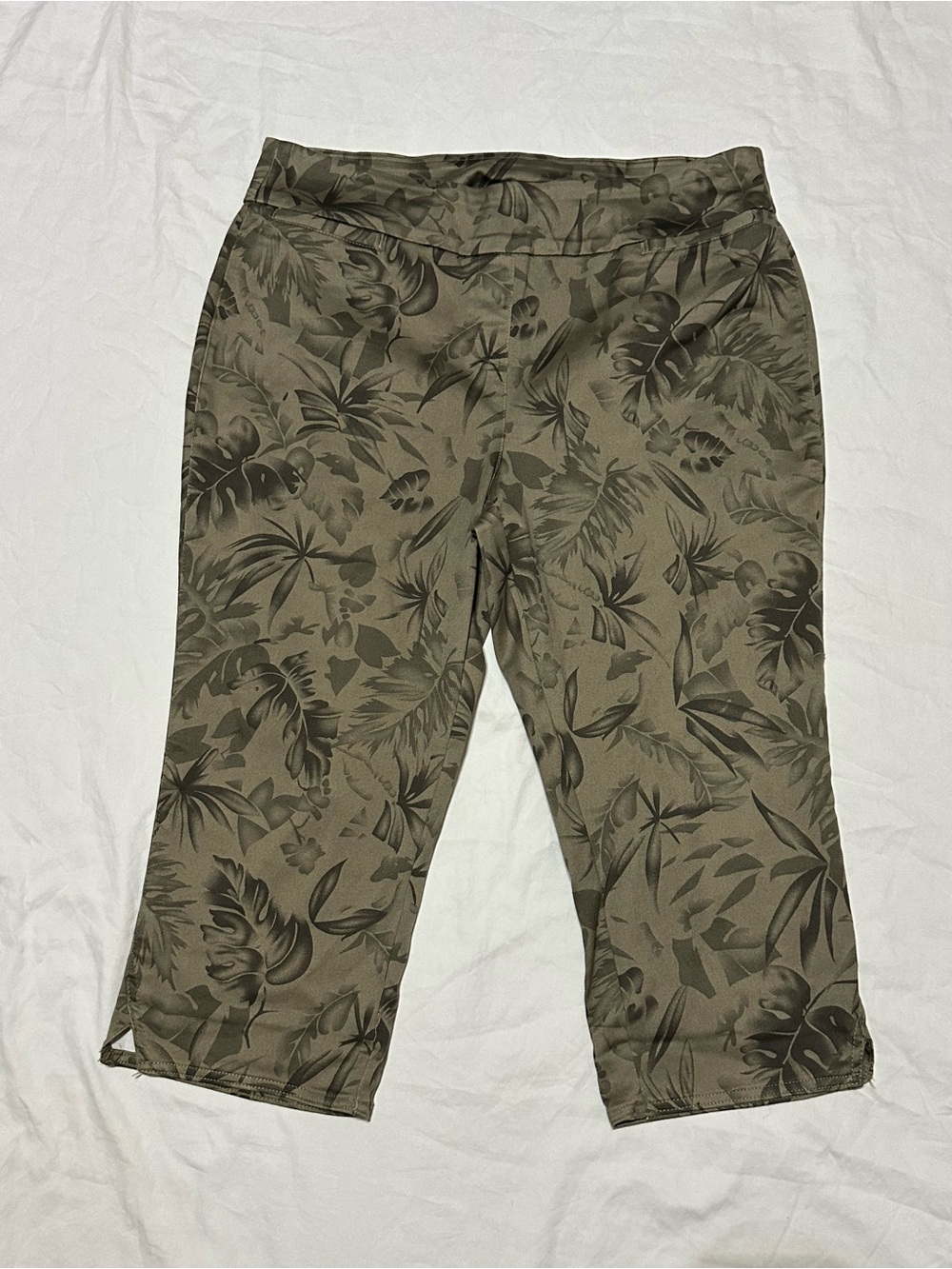Westbound Olive Green Tropical-Print Crop Pants